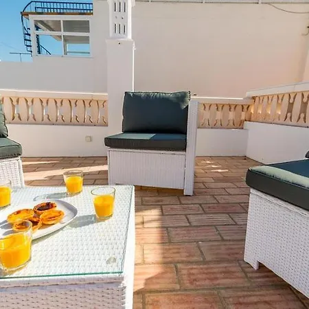 Dom wakacyjny Cozy Townhouse With Terrace Roof Solarium, 5min To