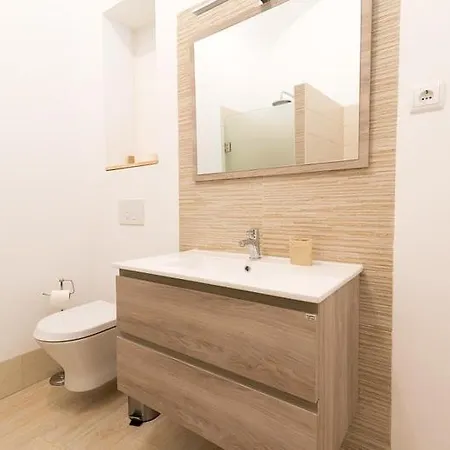 Dom wakacyjny Cozy Townhouse With Terrace Roof Solarium, 5min To
