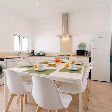 Сasa de vacaciones 2bedroom House Cozy Typical Restored Single Storey 5 Min From The Fuseta