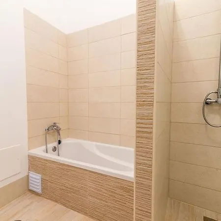 Casa vacanze Cozy Townhouse With Terrace Roof Solarium, 5min To *