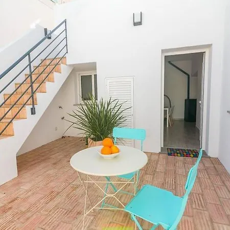 Cozy Typical Restored 2bedroom House Single Storey 5 Min From The *
