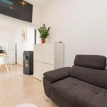 Cozy Typical Restored 2bedroom House Single Storey 5 Min From The Holiday home