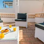 Dom wakacyjny Cozy Townhouse With Terrace Roof Solarium, 5min To