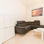 Dom wakacyjny Cozy Townhouse With Terrace Roof Solarium, 5min To *