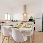 Dom wakacyjny Cozy Townhouse With Terrace Roof Solarium, 5min To Fuseta